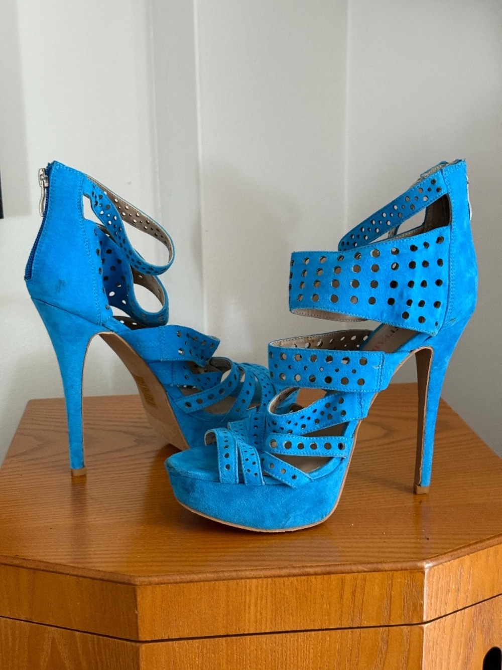 Women’s Shoes Size 7 - Picture 14 of 16